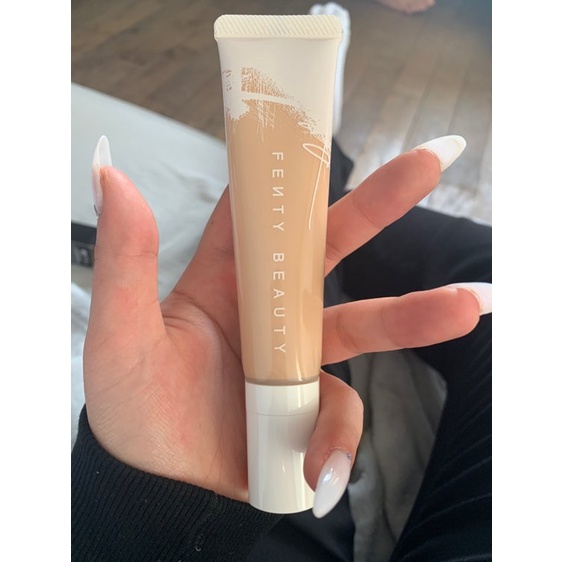 Kem nền Fenty Pro Filt'r Hydrating Longwear 32ml bền màu mà vẫn duy trì độ ẩm