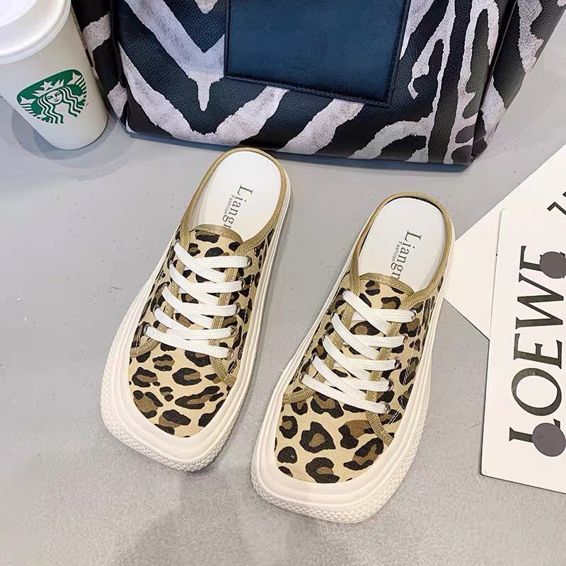 Giày sục nữ mũi vuông nhiều màu cá tính. Chất liệu vải mềm đi êm chân, không gây mùi, thoáng khí. Dễ phối đồ