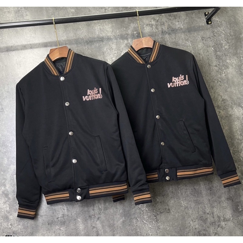 Áo khoác có cổ bomber hoạ tiết in chữ lv mặc đơn đôi, Áo khoác thu đông dài tay hai lớp phong cách trẻ trung từ 45-75kg