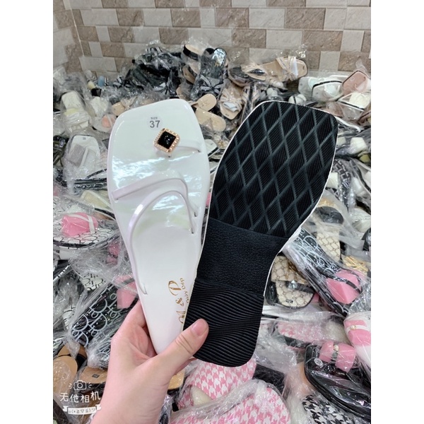 dép dây có đính hạt sang chảnh đầu vuông. bao bền đẹp.. mang được mọi thời tiết. cam kết như hình. ( hình tự chụp )