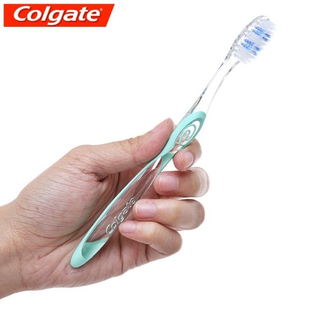 1 chiếc bàn chải đánh răng Colgate lông tơ mềm mại