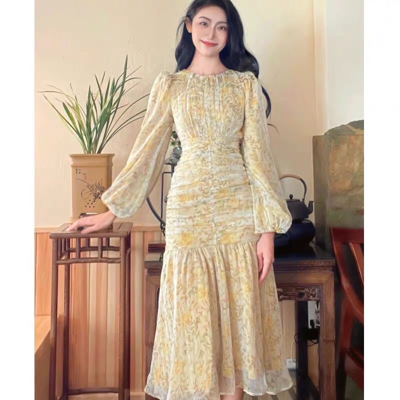 Đầm hoa tay dài phom đuôi cá MITRIE màu vàng dịu dàng