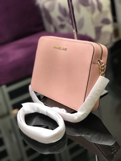 Túi Michael Kors màu hồng