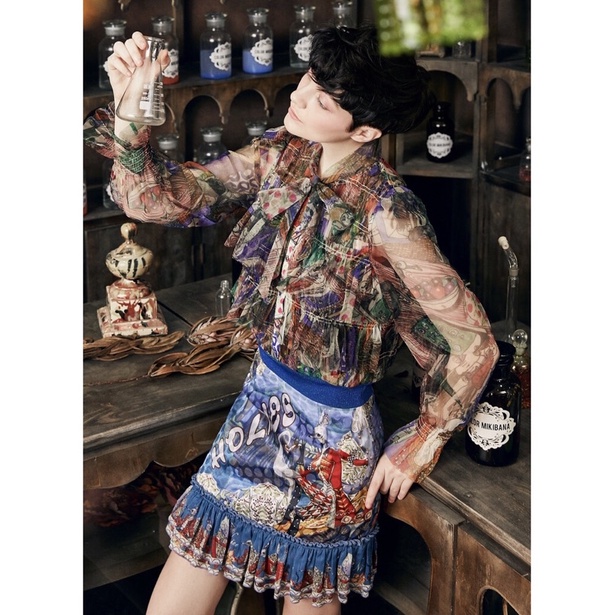 Chân váy xanh hoạ tiết Color Mikibana