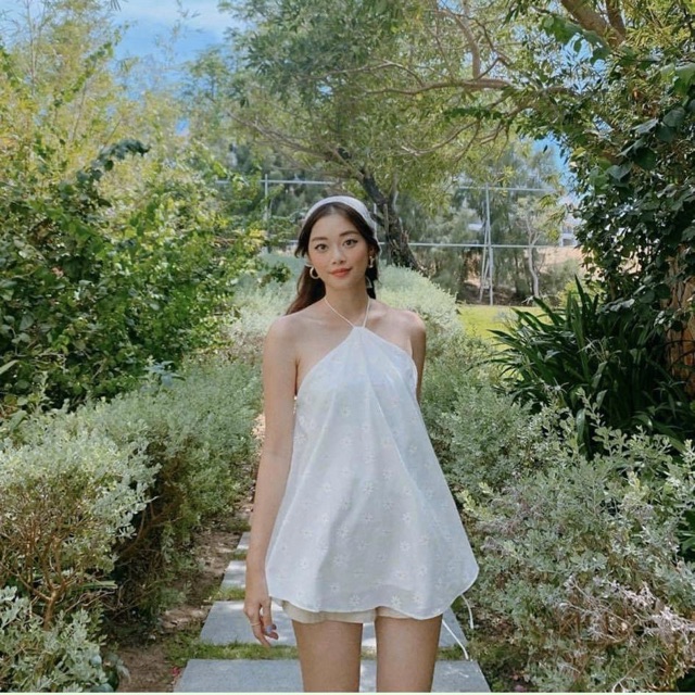 Áo kiểu KORA TOP màu trắng hoạ tiết hoa cúc tone thiết kế trẻ trung cột dây cổ yếm hở lưng quyến rũ style giấu quần | BigBuy360 - bigbuy360.vn