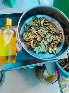 Dầu óc chó nguyên chất - tự ép - ko hoá chất