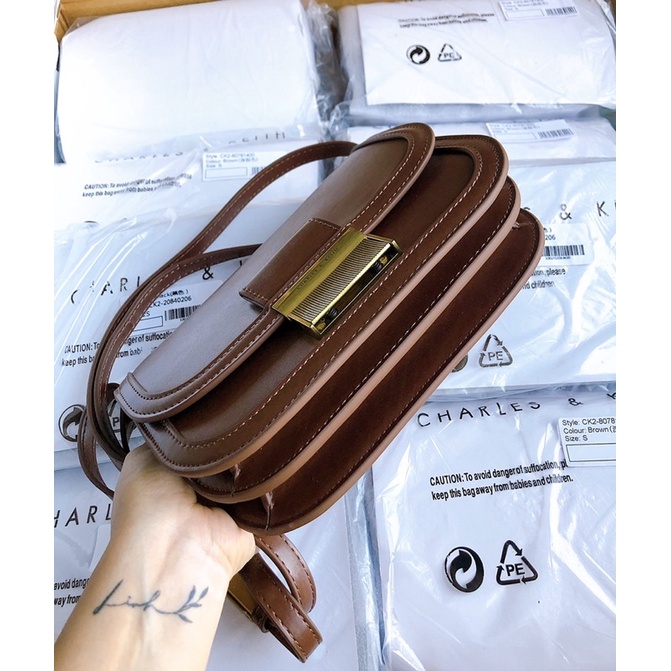 Túi chữ C khuy gài size 22 da mịn