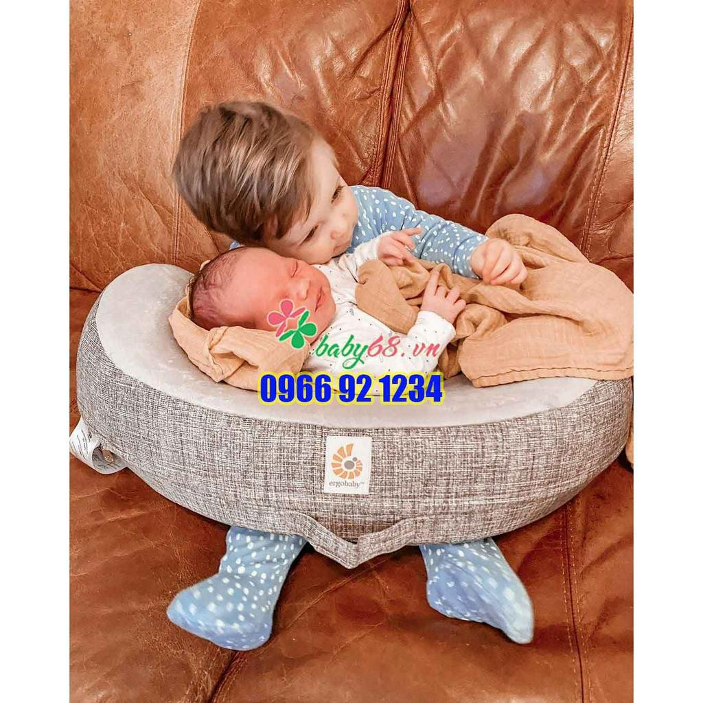 Gối cho bé bú Ergobaby Pillow Chính Hãng, tạo cho bé tư thế thoải mái nhất khi bú mẹ, hỗ trợ bé tập ngồi, tập lẫy