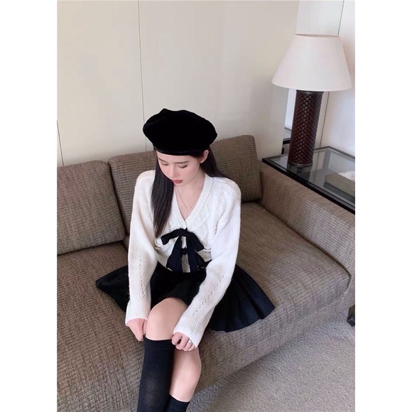 Set áo sơ mi len cổ V đính nơ phối chân váy xoè