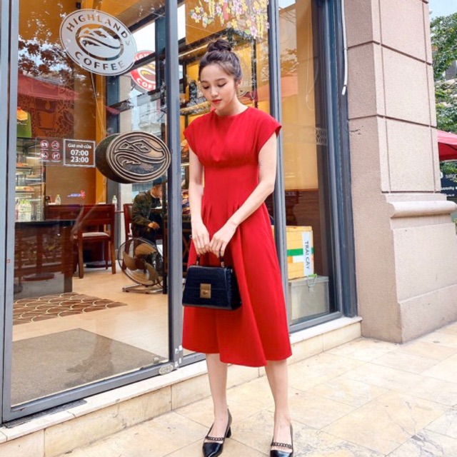 Váy chiết eo chờm vai