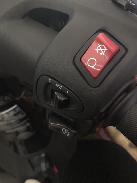Nút IDLING STOP đỏ SH 300i