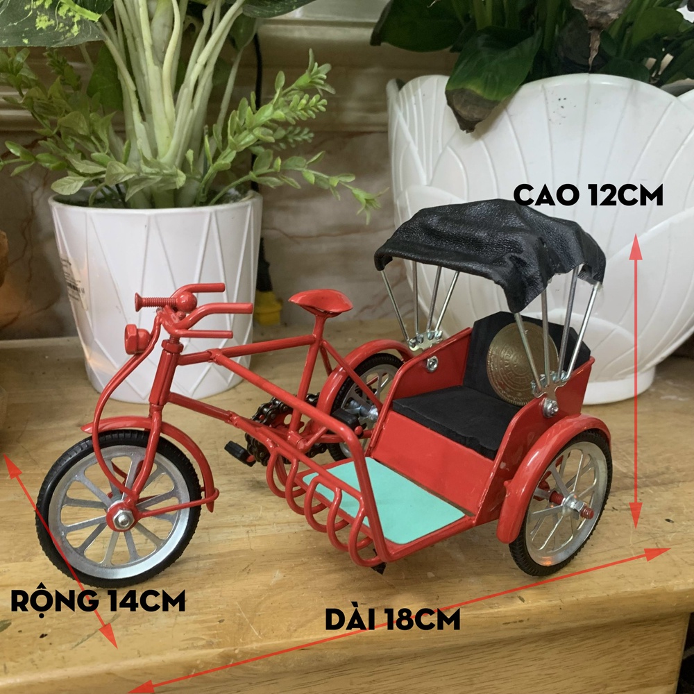 Mô hình xe xích lô kéo bằng sắt trang trí kèm logo hình trống đồng - Dài 18cm - Màu đỏ
