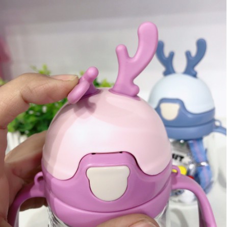 Bình uống nước hình hươu có tay cầm và dây đeo dung tích 350ml cho bé