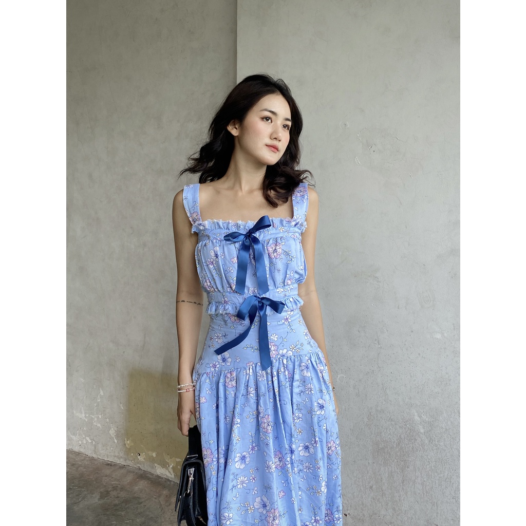 THEM AND US. - Đầm suông dài Magnet Dress (Blooming Blue) dây ruy băng xanh navy vải linen in hoa