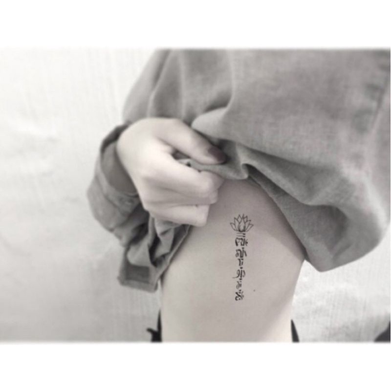 Hình xăm dán tatoo bông sen và chữ Phạn size nhỏ x555
