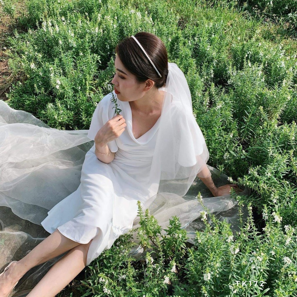 Đầm trắng xòe cổ đổ tay loe