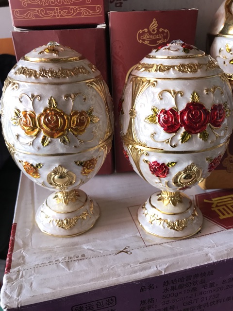 Hộp tăm hợp kim có chân.