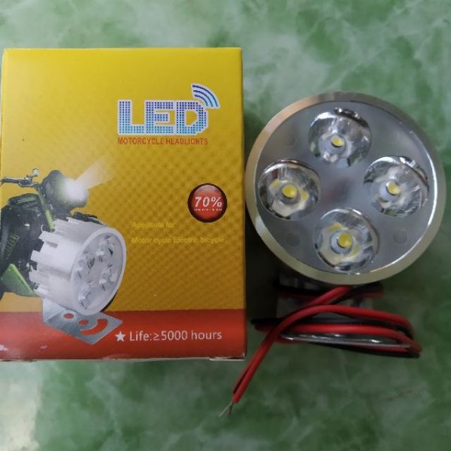Đèn trợ sáng xe máy có 4 bóng led nhỏ bên trong