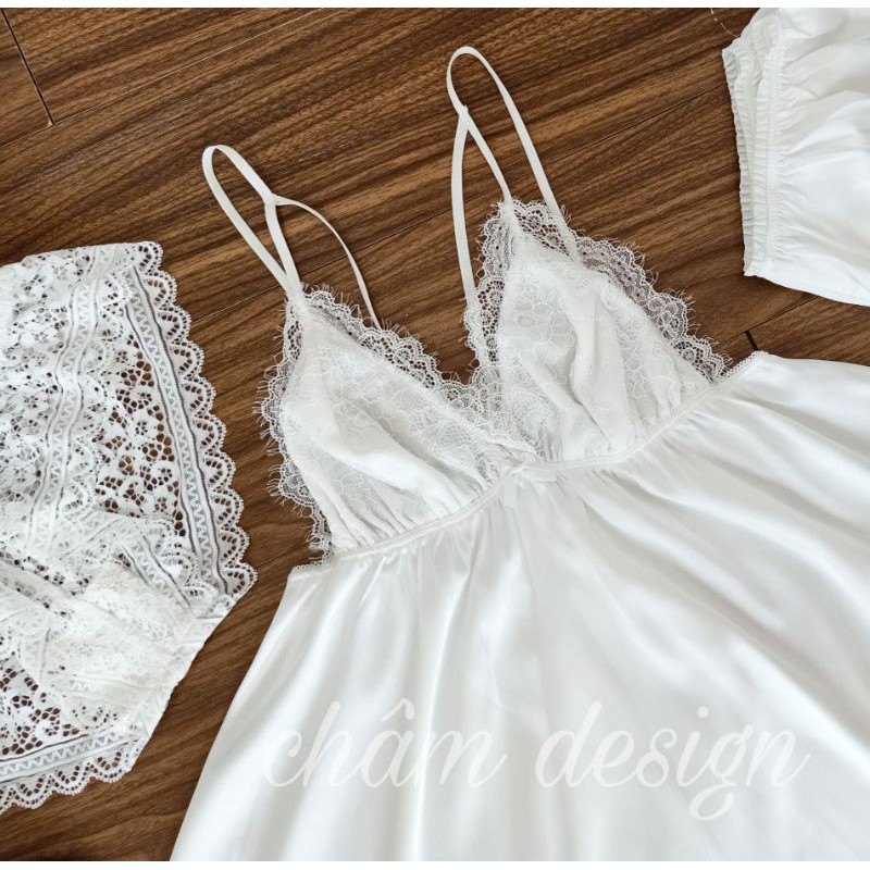 váy ngủ lụa satin trắng có 2 dây chéo nổi bật phần ngực. Hàng thiết kế độc quyền