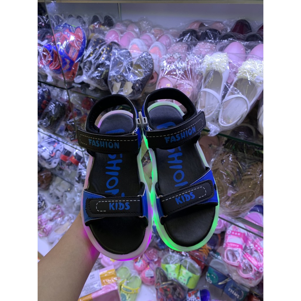 Giày sandal có đèn LED - Giày sandal phát sáng sạc USB thông minh độc lạ full size cho bé 3 - 12 tuổi ST42