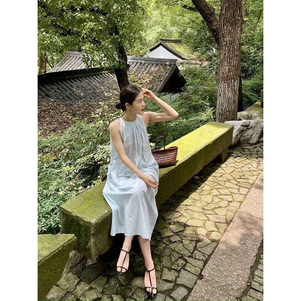 Đầm suông dáng rộng, cổ tròn xếp li cách điệu, cài nút sau cổ