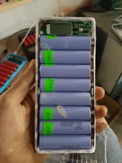 Box sạc 8cell kèm pin