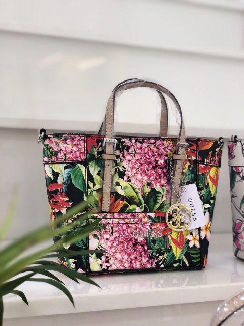 Hàng về đủ màu a
❤️Túi GUESS HOA MINI
84507392833708
Hàng chuẩn auth - full tag và túi vải.
Size mini hoạ tiết.