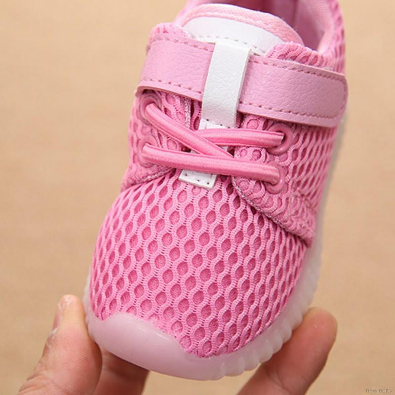 Giày thể thao có đèn LED đáng yêu cho bé