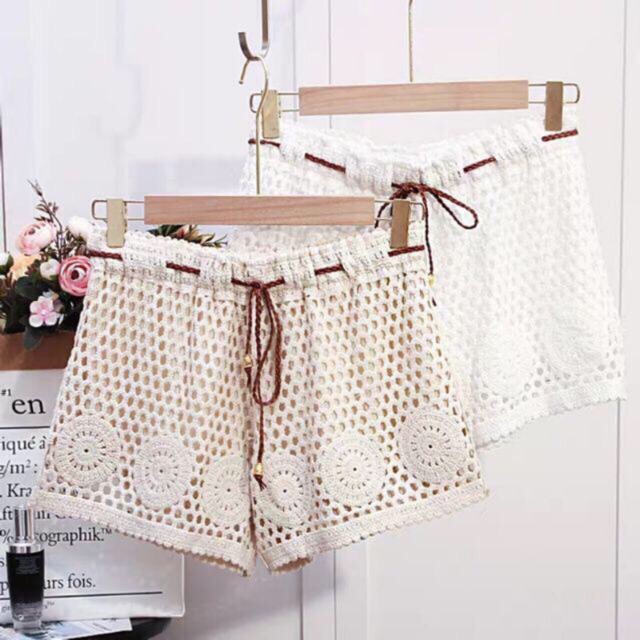 Quần ren hoa tròn phối dây da