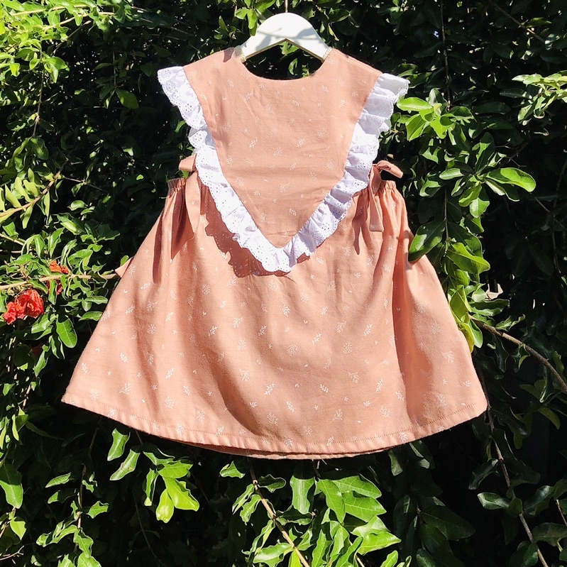 Đầm cho bé gái yếm tim viền ren, 2 màu hồng đất và đen. Chất thô cotton thoáng mát. M3044