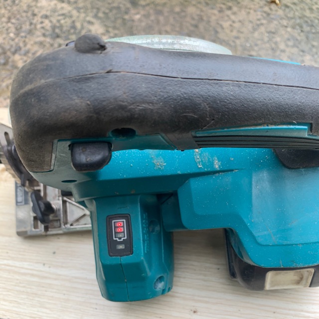 Cắt gỗ, gạch makita hs471d