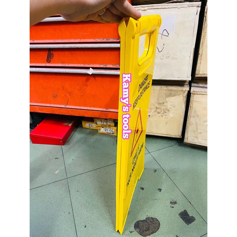 Biển cảnh báo chữ A chú ý nơi nguy hiểm Danger keep distance