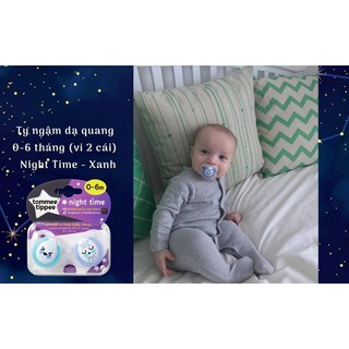 Ty ngậm dạ quang Tommee Tippee 0-6 tháng vỉ 2 cái