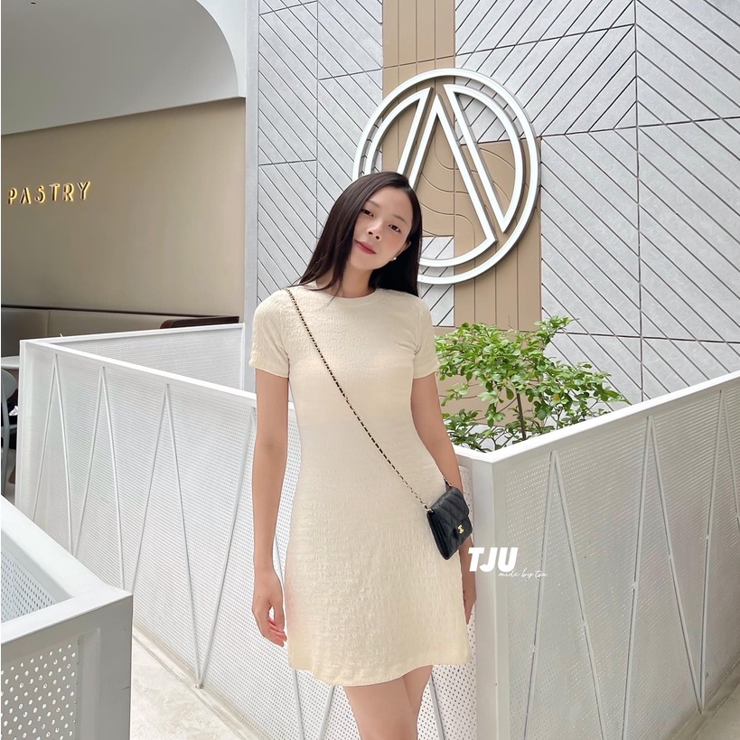 Đầm thun dệt kim ôm body dáng ngắn co giãn tôn dáng EMMA DRESS TJU đen | kem.