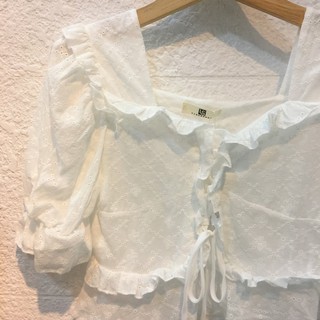 Áo trắng ren hoa thắt nơ