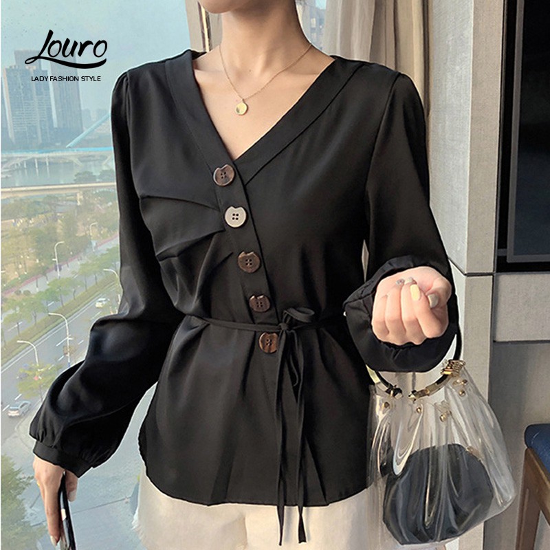 Áo peplum công sở đẹp Louro L401, áo kiểu công sở cổ chữ V, kiểu dáng xếp ly chéo thân áo kết hợp hàng cúc