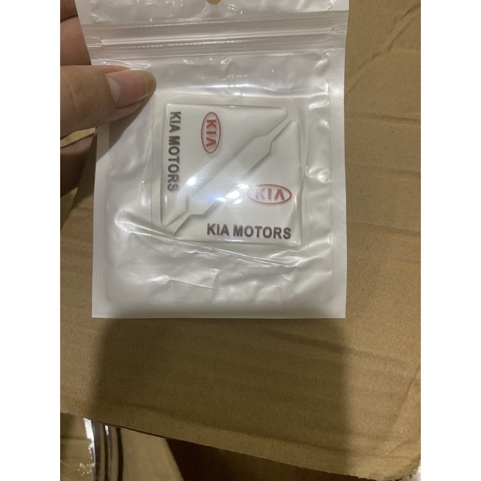 Bộ 02 Miếng dán chống va chạm góc cửa ô tô có logo hãng xe