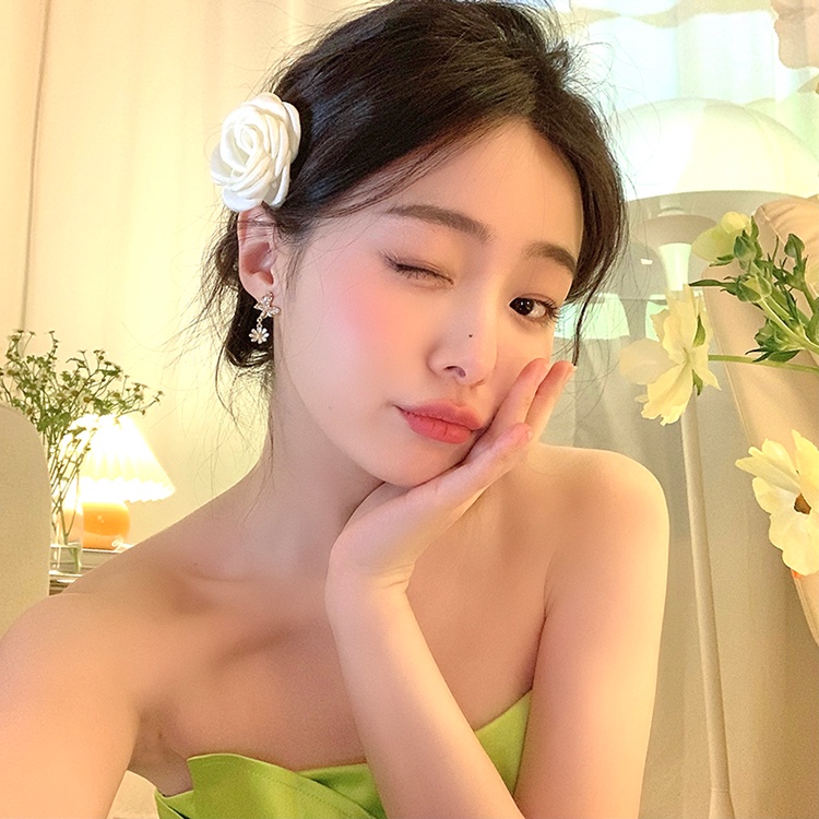 Khuyên Tai Dáng Dài Không Đối Xứng Hình Hoa Cúc Và Bướm Pha Lê Ngọt Ngào Cao Cấp Thời Trang