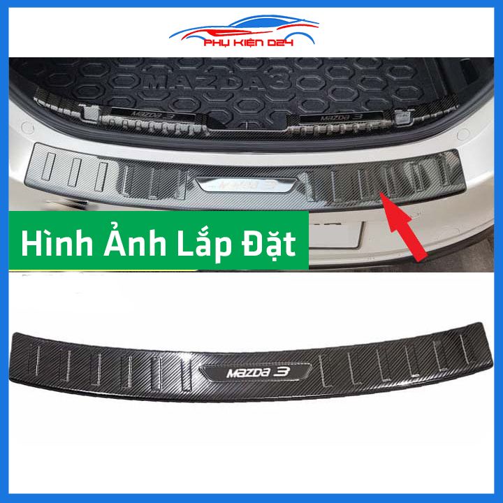 Ốp chống trầy cốp Mazda 3 2020-2021-2022 thép không gỉ vân Cacbon bảo vệ xe chống va đập