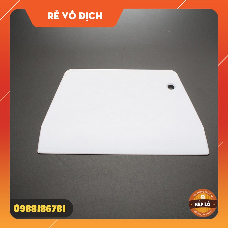 Dao nhựa vét, cắt, trộn bột làm bánh