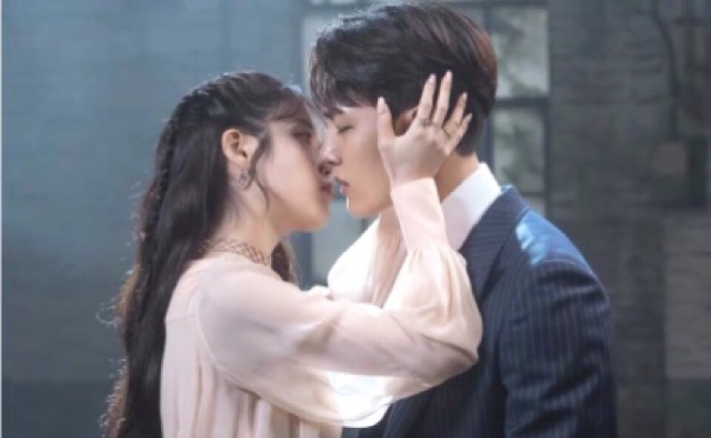 Set IU Hotel Del Luna sơmi+chân váy eo cao coral