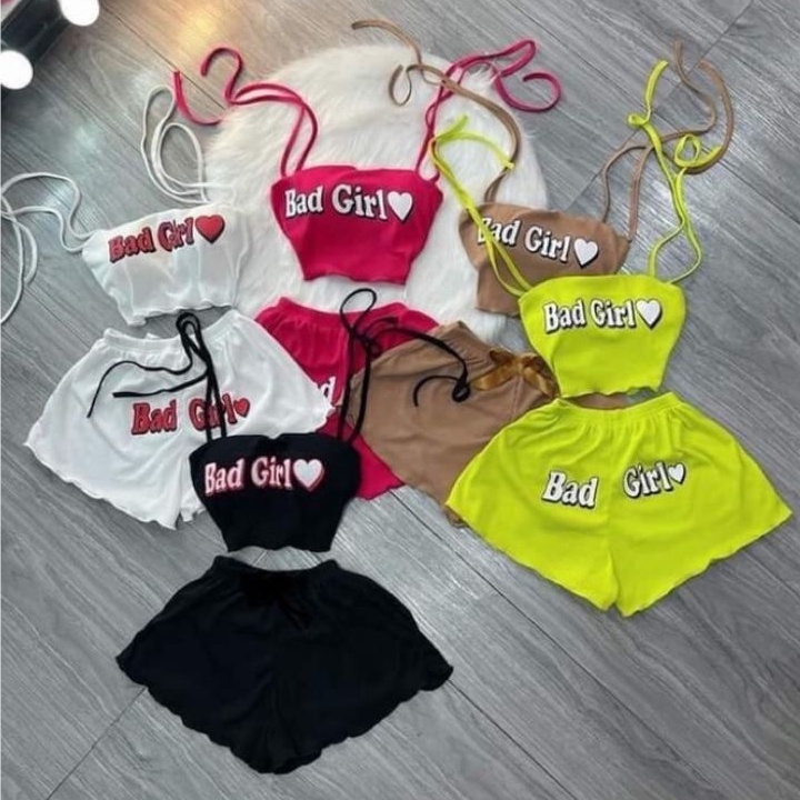 Sét bộ áo và quần kiểu in chữ &quot;BAD GIRL&quot; mát mẻ và năng động