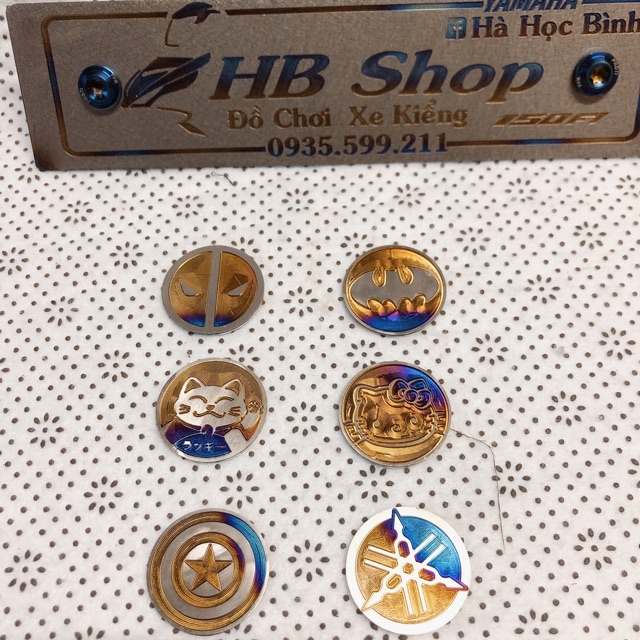 Titan tem titan logo tròn