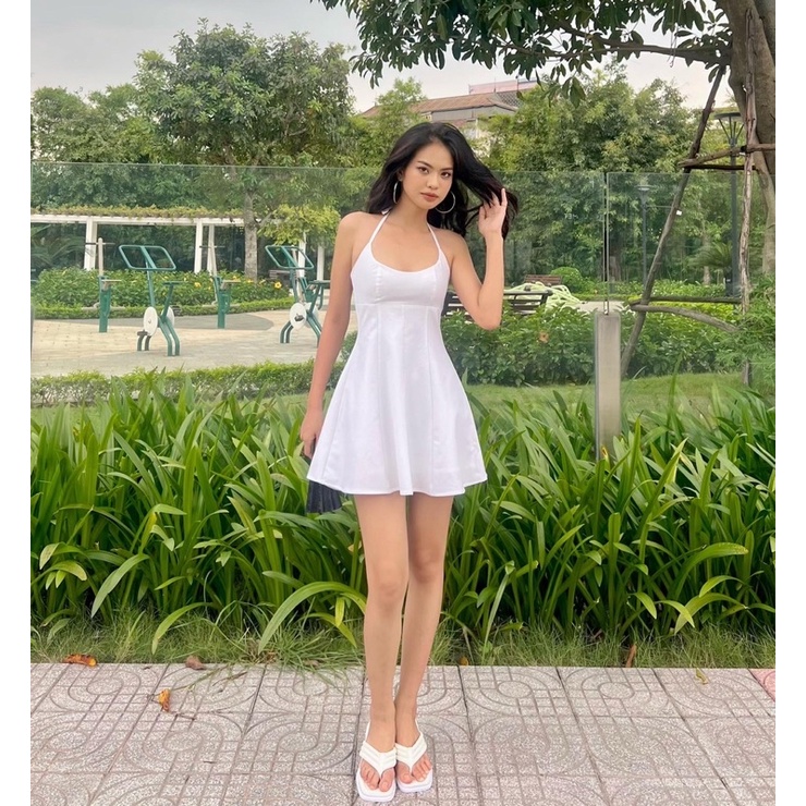 ĐẦM XOÈ TRẮNG 2 DÂY CỘT SAU CỔ