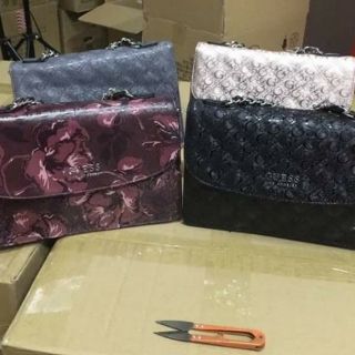 Về trước 2 màu ạ 
🎗GUESS LOS ANGELES OFFICE BAG 
Đẹp xuất sắc luôn,mẫu này đi  
✅Size: 28*18*7cm
✅GIÁ:  #480k