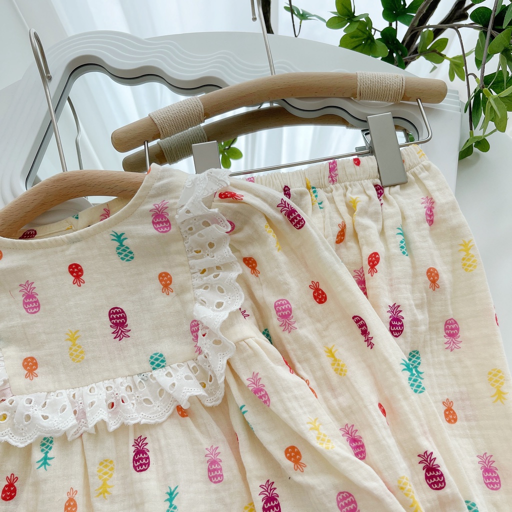 Bộ dài tay quả dứa Dewkids cổ đính viền ren vải xô mulin cao cấp cho bé gái DKT004