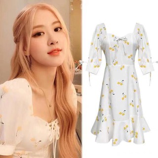 Cô gái ngắn tay áo đầm