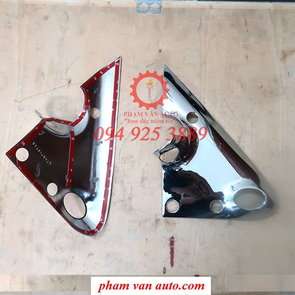 Ốp mạ tam giác chân gương xe Ford Transit