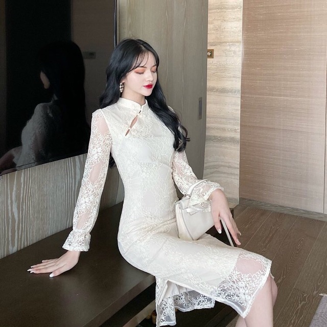 Sườn xám cách tân phối ren sang chảnh. Váy trắng ngà body xẻ tà đi tiệc cưới