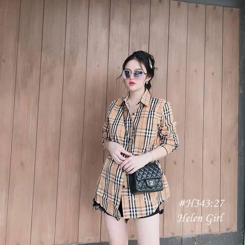 ÁO SƠ MI KẺ IN CHỮ DÁNG GIẤU QUẦN